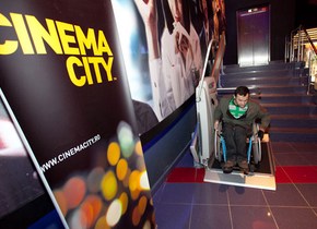 Facilități pentru persoanele cu nevoi speciale la Cinema City