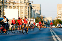 Sute de biciclişti au făcut un tur în jurul Parlamentului