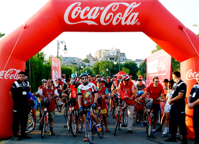 Sute de biciclişti au făcut un tur în jurul Parlamentului