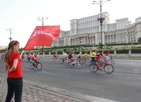 „Bicicleta roşie” face un tur de onoare în jurul Palatului Parlamentului