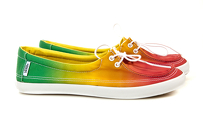 Vans lansează două perechi de mocasini colorați eco-friendly