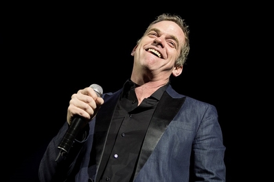 Garou a incheiat cele doua ore de concert la Bucuresti in genunchi, cu ochii in lacrimi