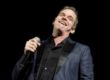 Garou a incheiat cele doua ore de concert la Bucuresti in genunchi, cu ochii in lacrimi