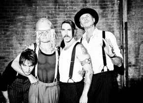 Biletele la concertul Red Hot Chili Peppers din Bucureşti costă între 130 şi 495 de lei