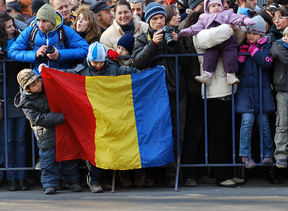 Mii de bucureşteni au asistat la parada militară de Ziua Naţională